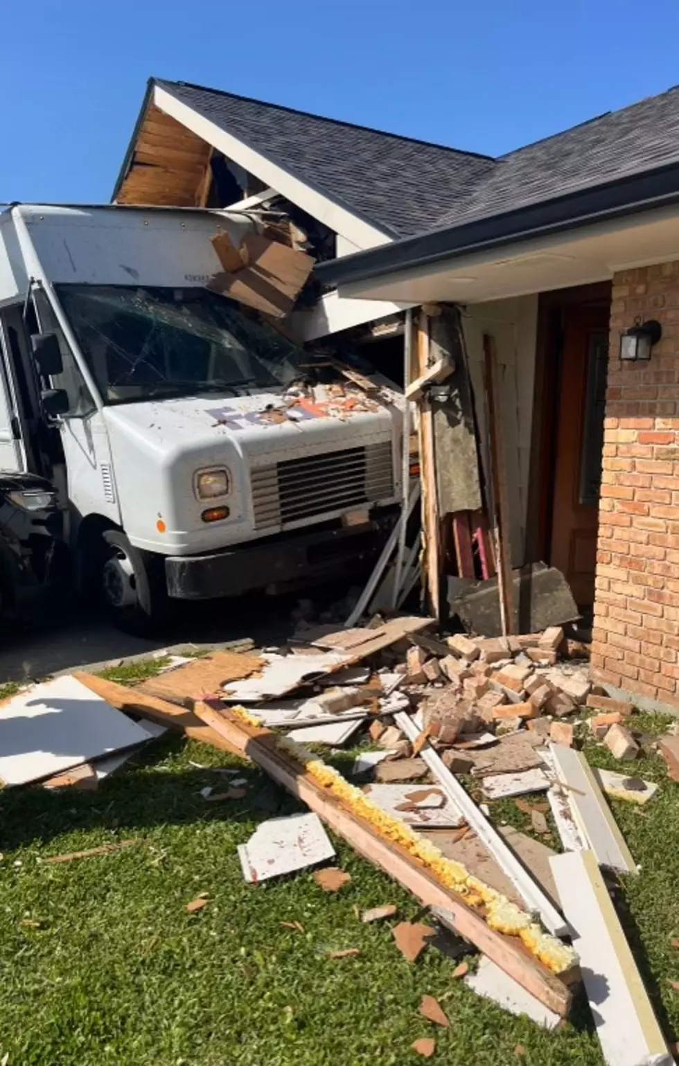 Watch Louisiana FedEx Truck Slams into Louisiana House
