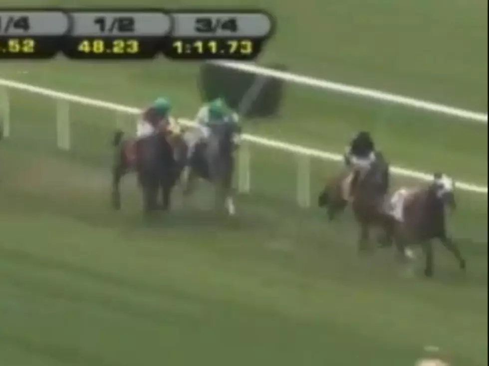 Horse Throws Rider, Then Comes From Last To Win (Video)