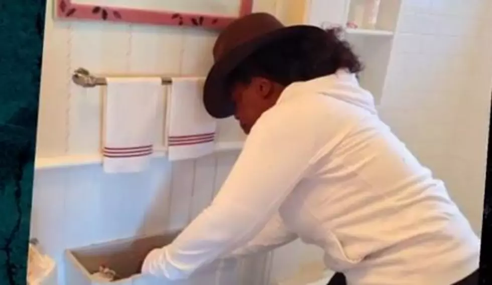Oprah Winfrey Fixes Her Own Toilet [VIDEO]