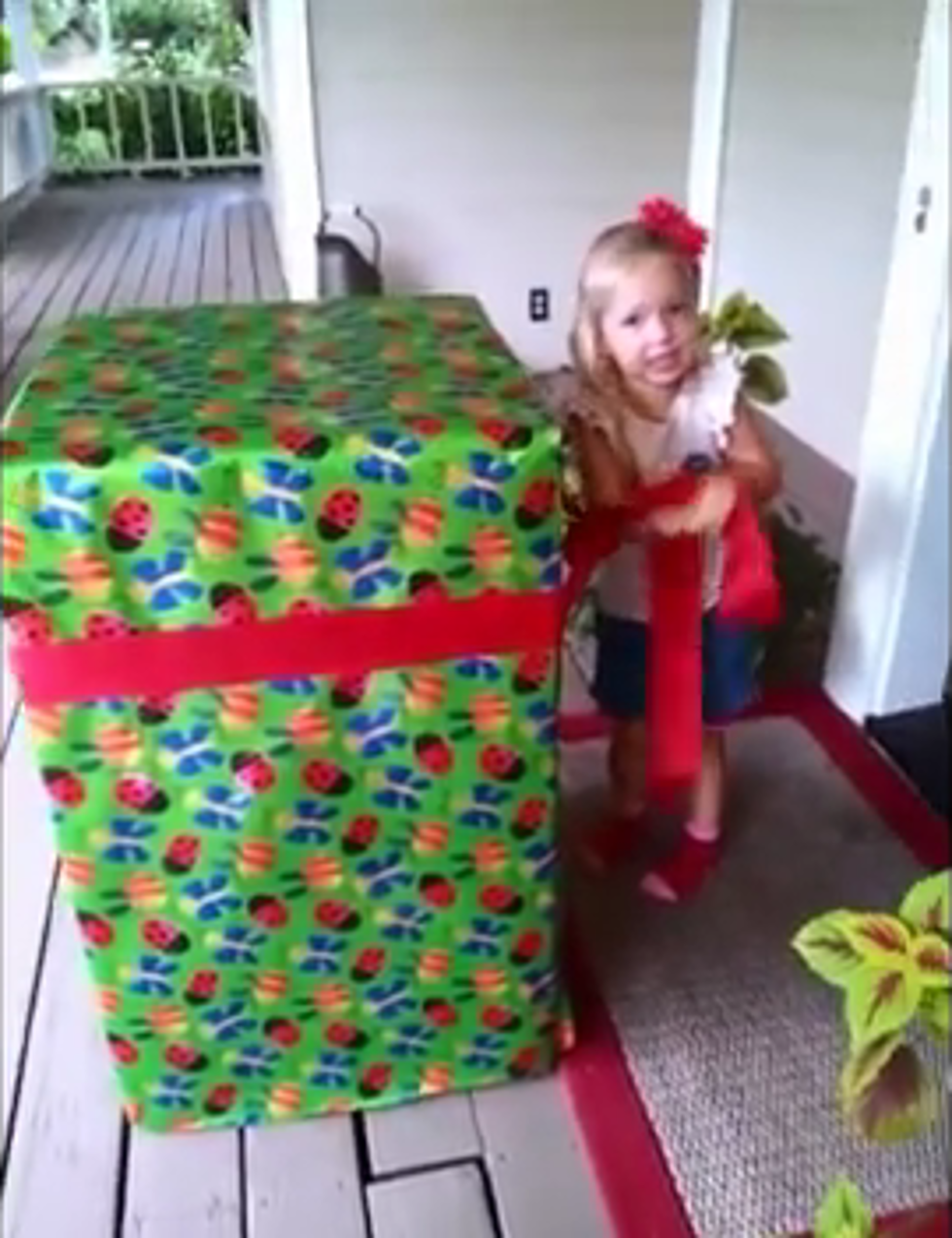 The Best Gift Ever – Dad In A Box [Video]