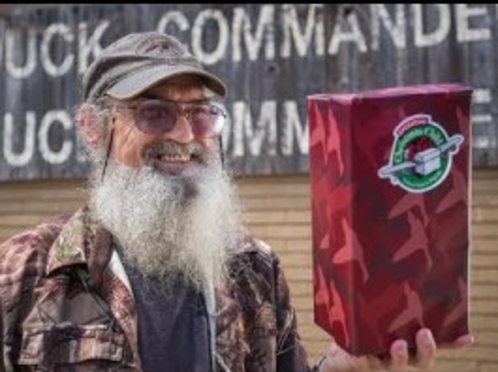 Duck Dynasty’s Uncle Si Explains How To Pack A Shoebox For Operation Christmas Child [Video]