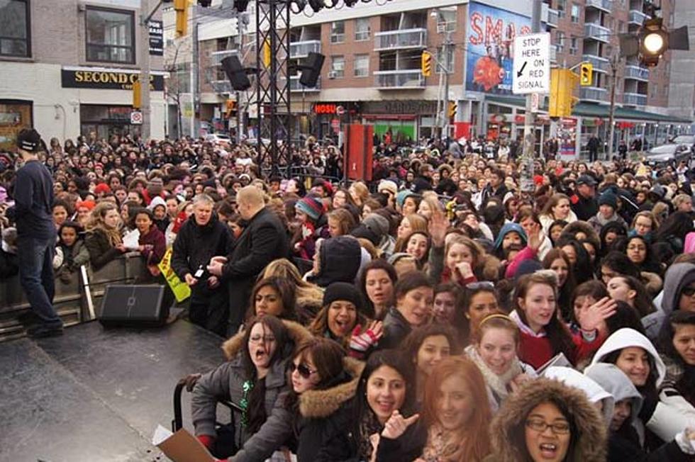 One Direction Mania Invades Toronto, Street Shuts Down