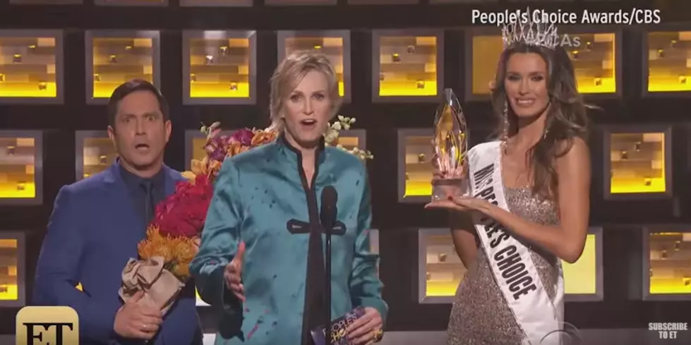 Jane Lynch Parodies Steve Harvey&#8217;s Miss Universe Goof At &#8216;People&#8217;s Choice Awards&#8217; (VIDEO)