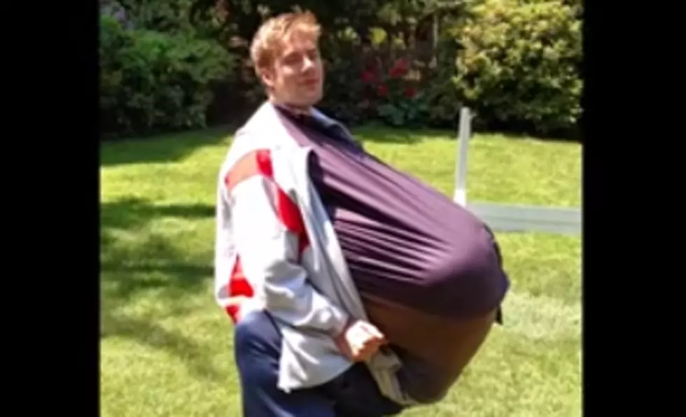 Two Guys Crammed Into a Single Outfit and Got Into a Movie as a Single Person [VIDEO]