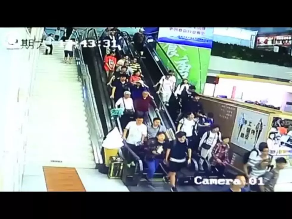 Huge Chunk of Ceiling Falls on Mall-Goers in China [VIDEO]