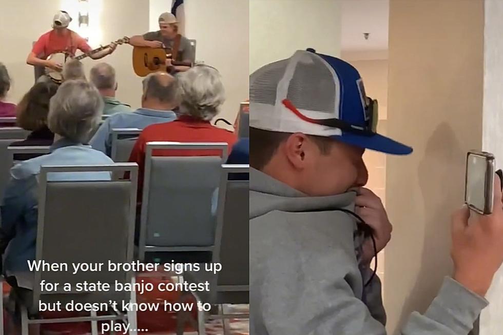 Hilarious Video Shows Texas Man Who Can’t Play Banjo in Contest