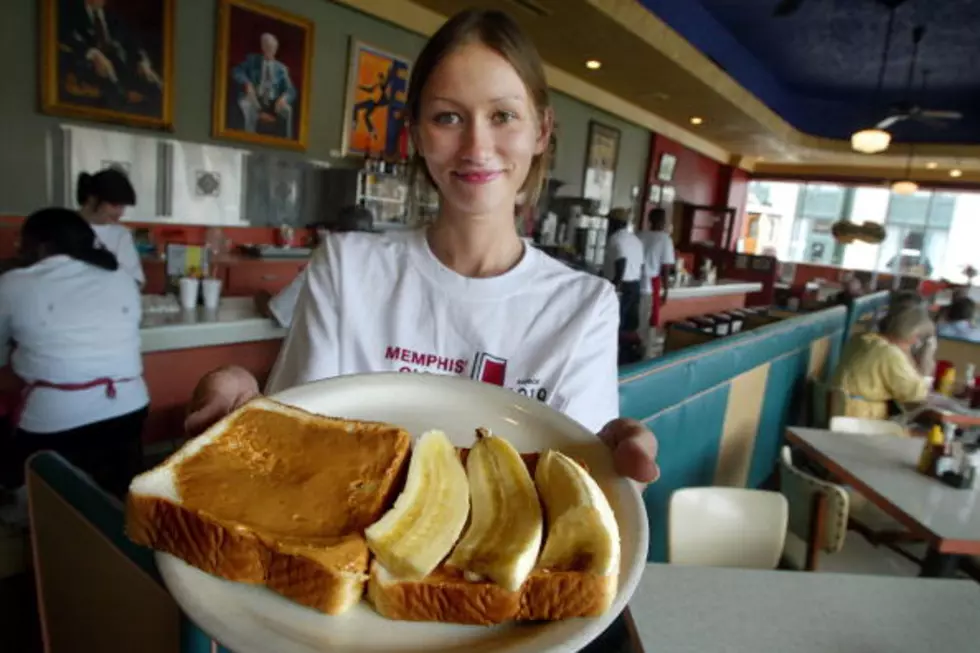 Waitress Roasts Customers And It Is Great! [VIDEO]