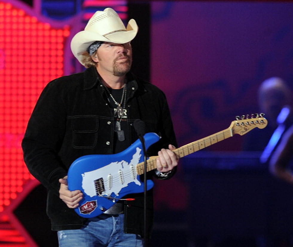 Toby Keith Releases Christmas Version of ‘Red Solo Cup’ Video