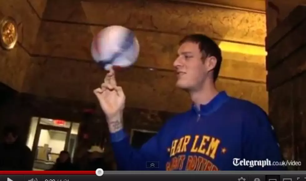 The World’s Tallest Basketball Player Named Tiny[Video]
