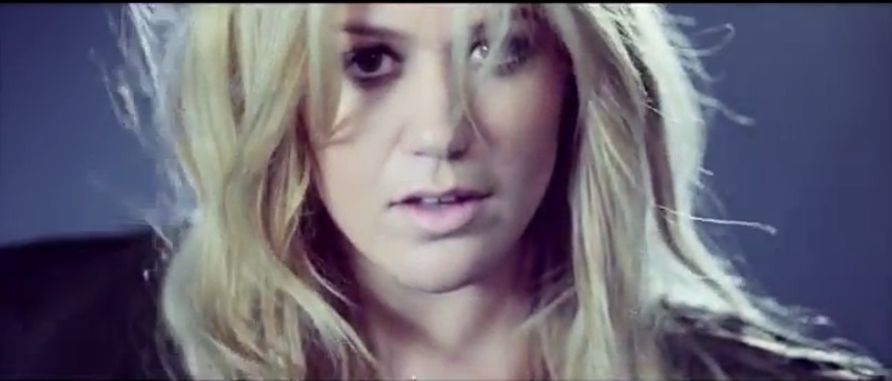 Kelly Clarkson Unveils Video For ‘Catch My Breath’ [VIDEO]