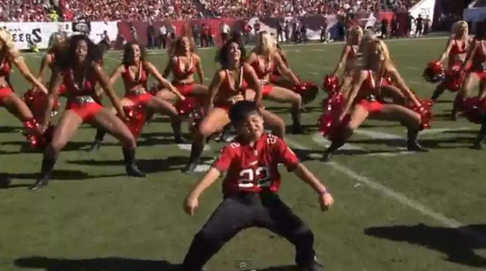 Kid Steals Cheerleaders&#8217; Thunder Dancing &#8216;Gangnam Style&#8217; [VIDEO]