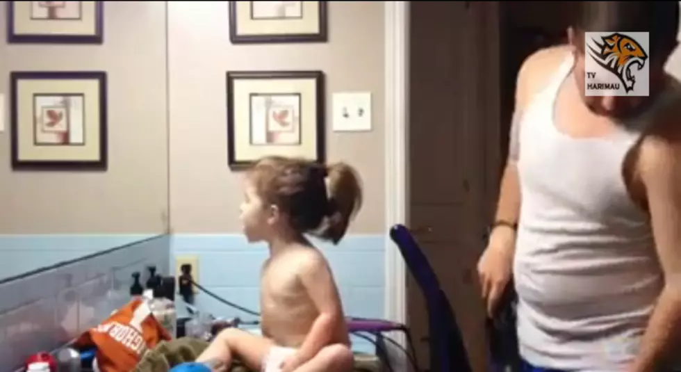 Creative Dad Uses Vacuum Cleaner to Put Daughter’s Hair in Ponytail [VIDEO]