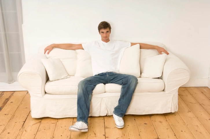 Опытный мачо жарит на диване белокурую бестию в разных позах