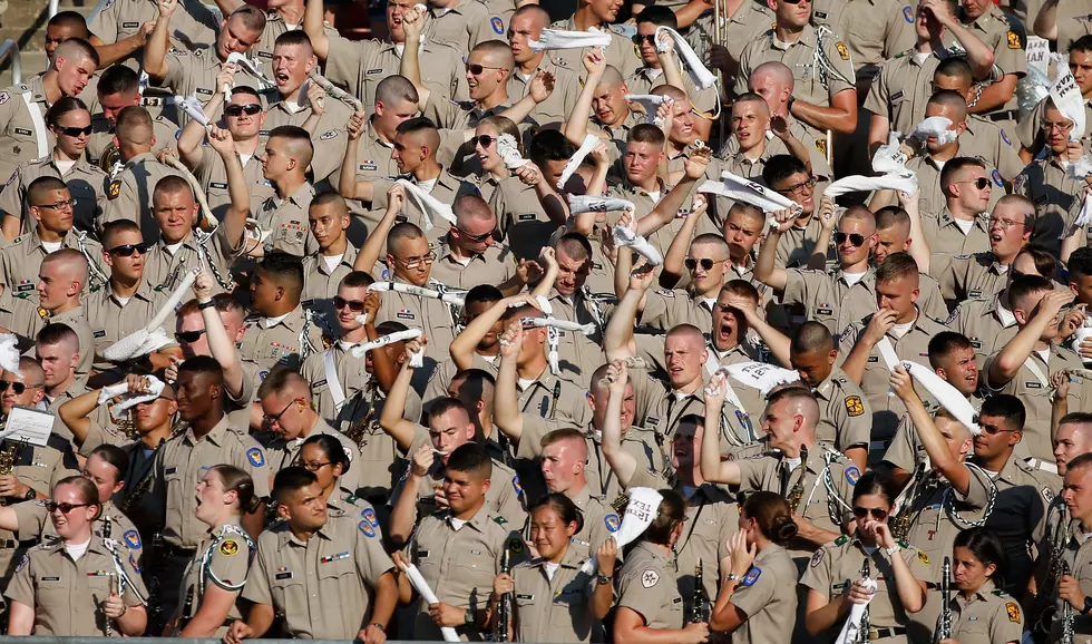 Some Aggies Are Outraged Over the ‘Hook ’em Horns’ Sign at the Memorial