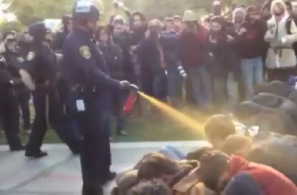Police Pepper Spraying and Arresting &#8220;Occupy&#8221; Students at UC Davis [VIDEO]