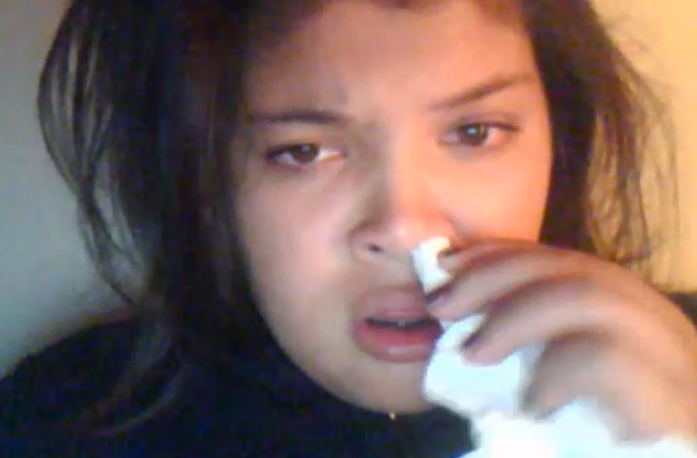 A Girl Proves She Can Sneeze with Her Eyes Open and It’s Evil Looking [VIDEO]