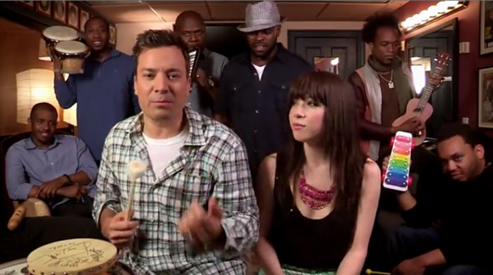 Carley Rae Jepsen, Jimmy Fallon &#038; The Roots Perform &#8216;Call me Maybe&#8217; with School Room Instruments [VIDEO]