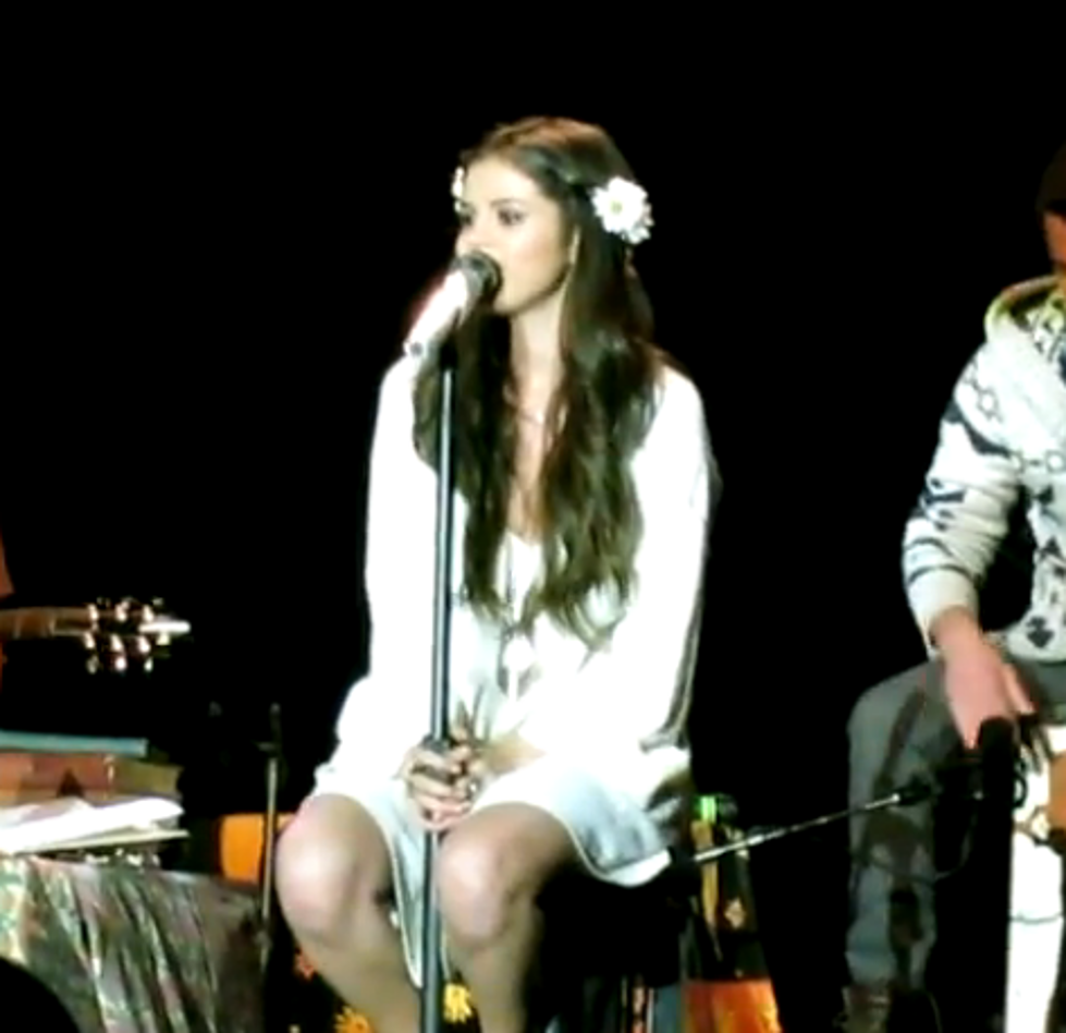 Selena Gomez is Singing the Break-up Songs as She Endures Life Without Justin [VIDEO]