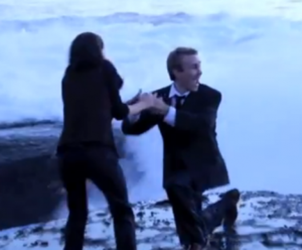 Is This Bad Timing or a Bad Omen? FYI Never Propose on a Beach [VIDEO] FAIL