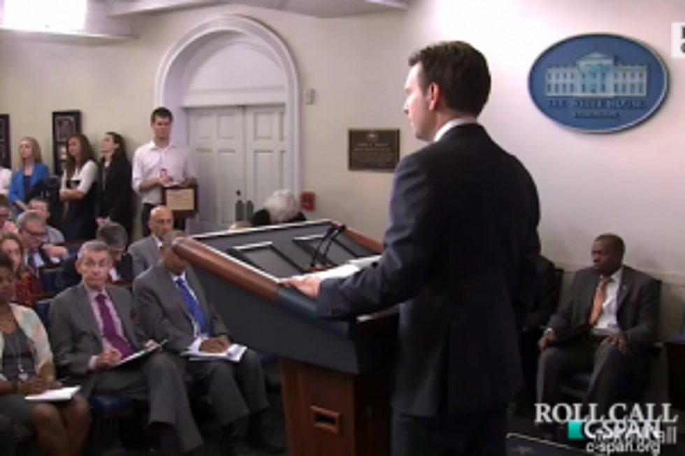 White House Intern Faints During Press Conference (Video)