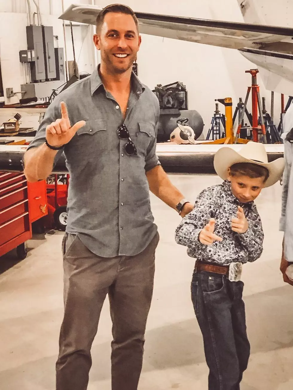 Kliff Kingsbury Gets a Picture With the Walmart Yodeling Kid