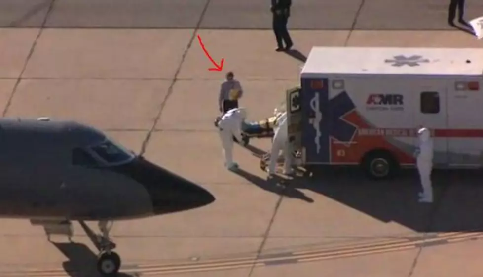 Why Is This Man Near an Ebola Patient Not Wearing a Protective Suit? [VIDEO]