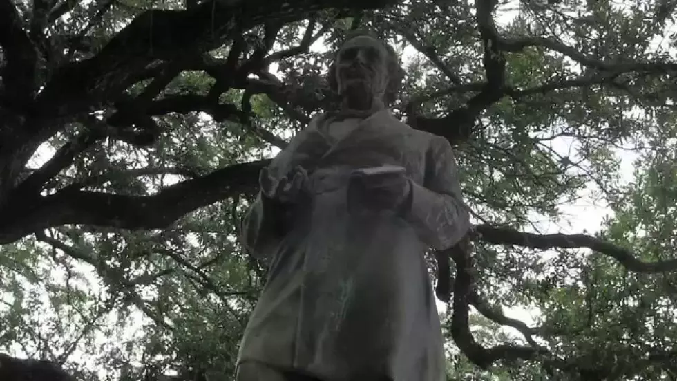 Statues of Jefferson Davis and Woodrow Wilson Removed From University of Texas Sunday Morning
