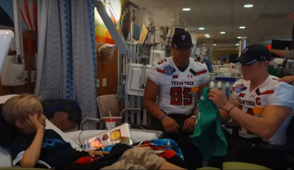 Texas Tech Football Visits Children’s Hospital to Spread Christmas Cheer [Watch]