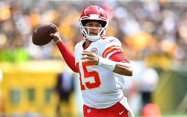 Mahomes Shows Off Wicked Throwing Arm at Arrowhead Stadium