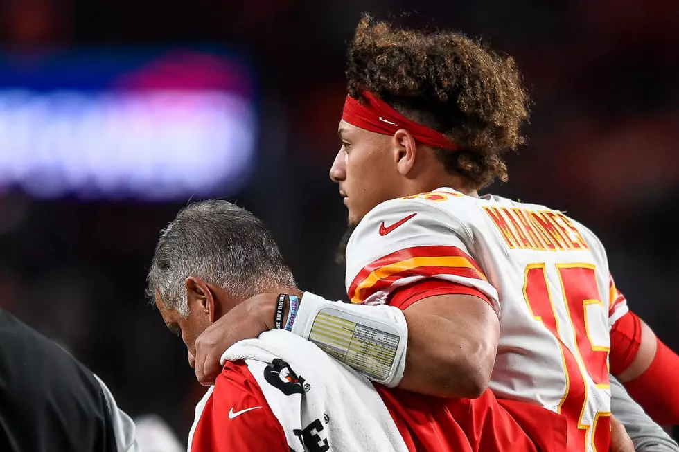 Patrick Mahomes Returns to Practice After Dislocated Knee Scare