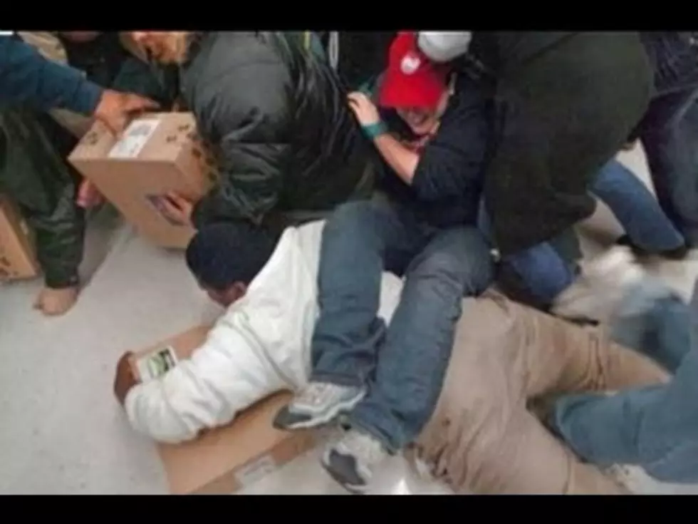 Black Friday 2012, Customers Fight Over Phones At Walmart [VIDEO]