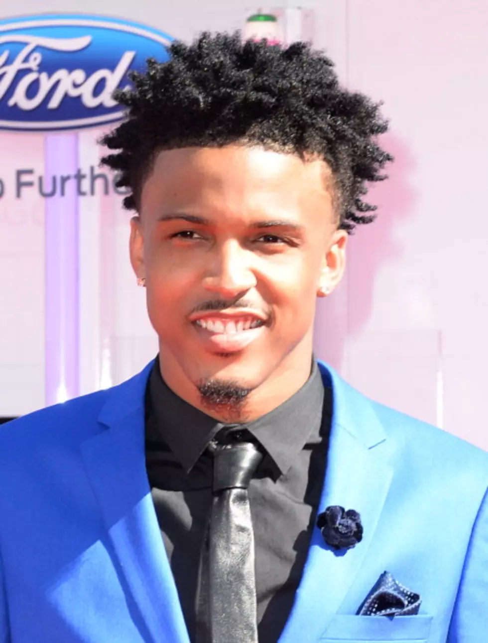 August Alsina Passes Out Live On Stage At His Concert In New York City