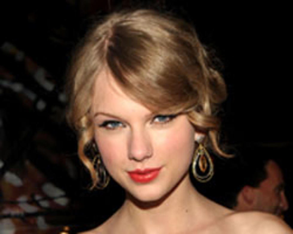 Taylor Swift Stays Atop Billboard Charts