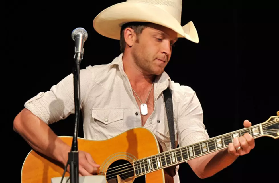 Justin Moore Grows Up, Gets a &#8216;Little More Country&#8217; With Sophomore Album &#8216;Outlaws Like Me&#8217;
