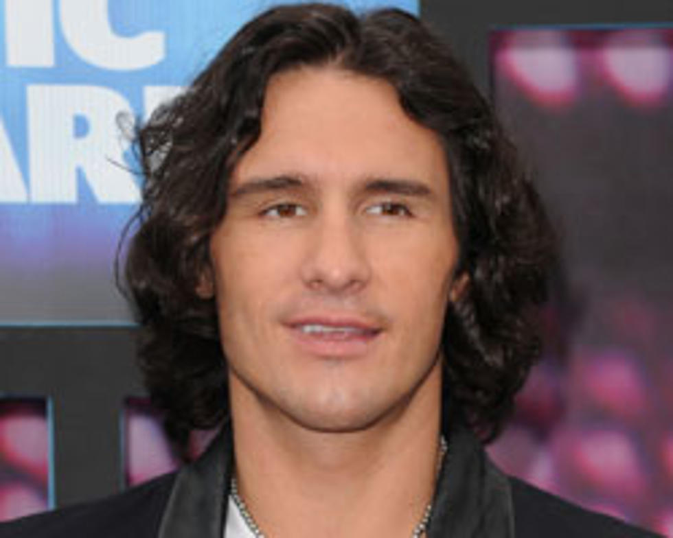 Joe Nichols Shows His Charitable Side With Performance at USO Dinner, Concert For Japan