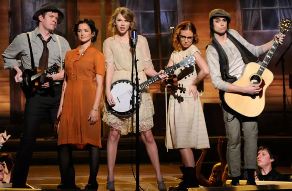 Taylor Swift Covers Mumford and Sons&#8217; &#8216;White Blank Page&#8217; in New Video
