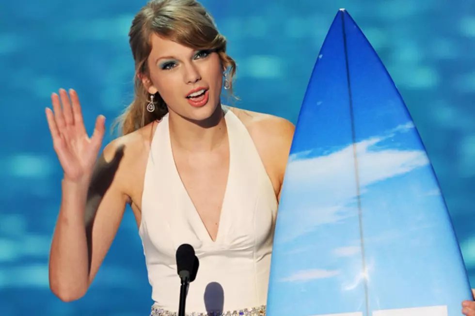 Taylor Swift Honored With Six Awards at 2011 Teen Choice Awards