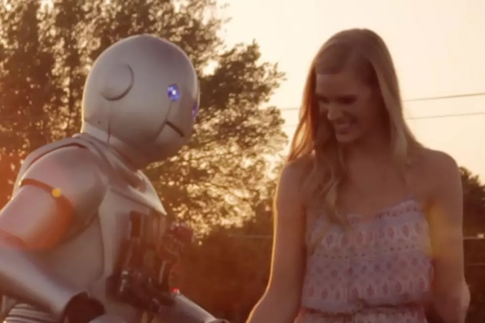 Robot in Eli Young Band&#8217;s &#8216;Say Goodnight&#8217; Video Also Stars in Hostage Flick &#8216;Argo&#8217;