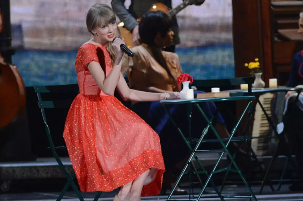 Taylor Swift Performs &#8216;Begin Again&#8217; in a Mock Paris Cafe at 2012 CMA Awards