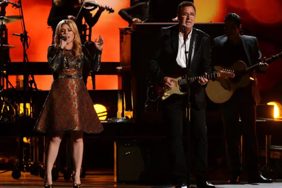 Kelly Clarkson and Vince Gill Perform Easy-Going Version of &#8216;Don&#8217;t Rush&#8217; at 2012 CMA Awards