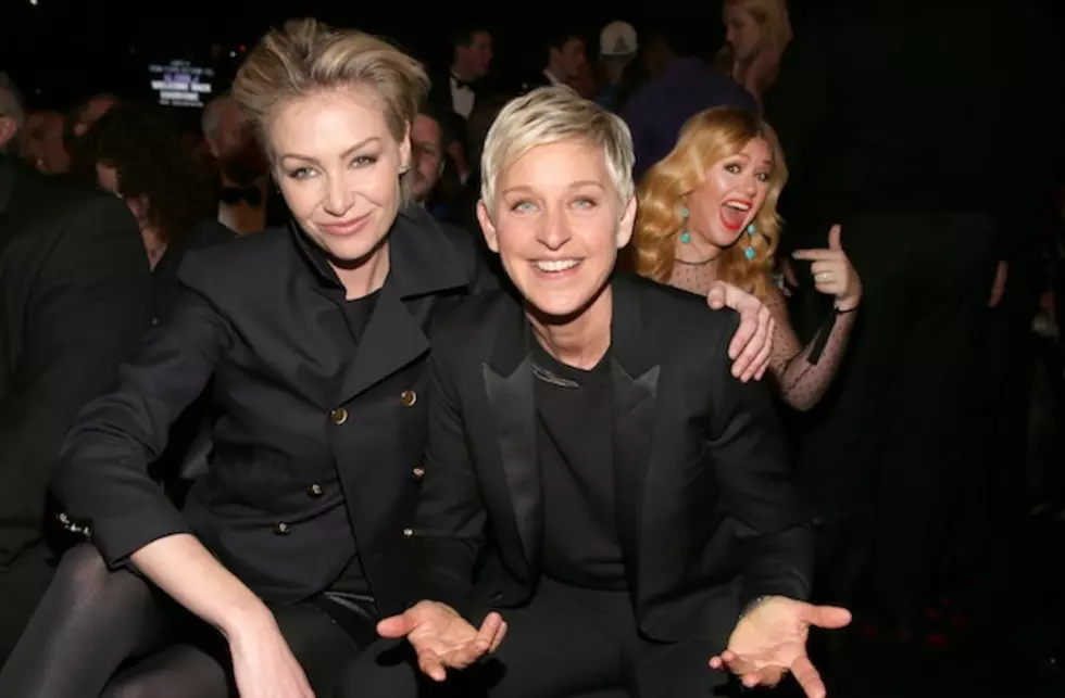 Kelly Clarkson Photobombs Ellen DeGeneres in Hilarious Grammys Snapshot