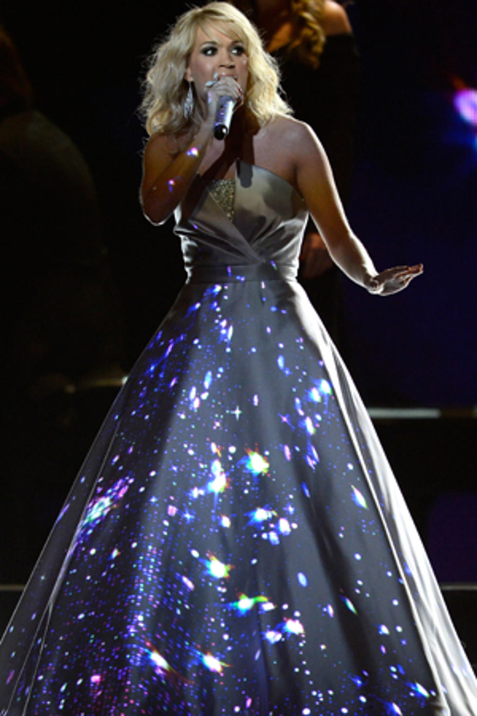 Carrie Underwood Shares the Secret of Her Amazing Light-Up Grammys Dress
