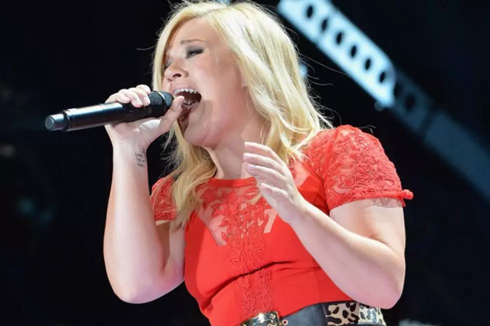 Kelly Clarkson Debuts Sassy Marriage-Themed Country Single ‘Tie It Up’ Live