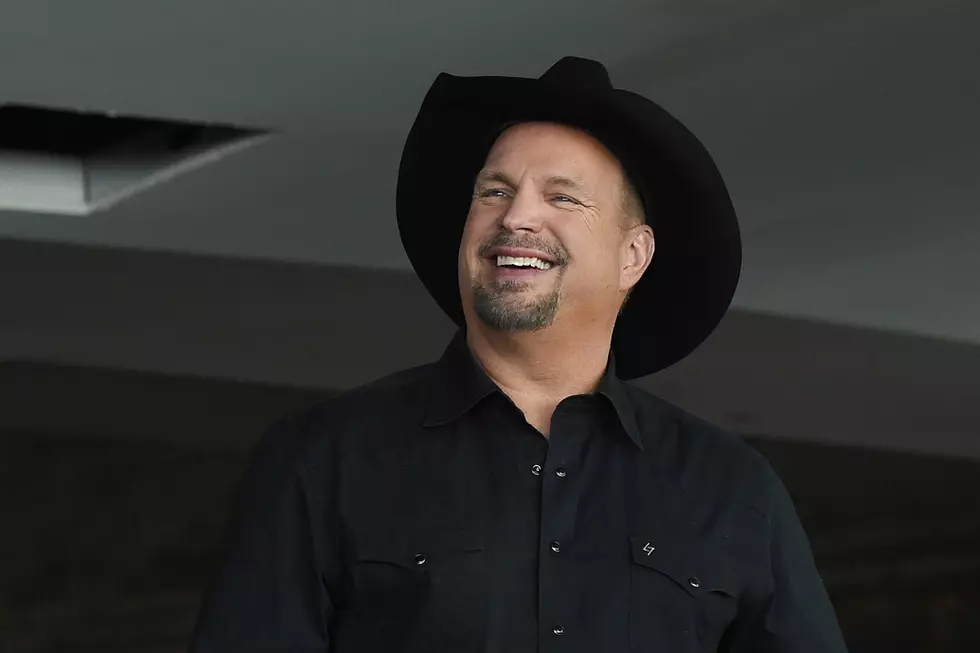 Remember When Garth Brooks Signed Autographs for 23 Hours Straight?