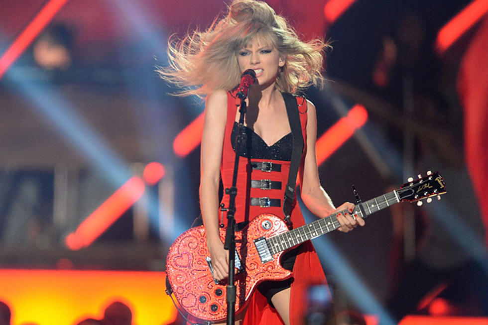 Taylor Swift Debuts ‘Red’ at 2013 CMT Music Awards