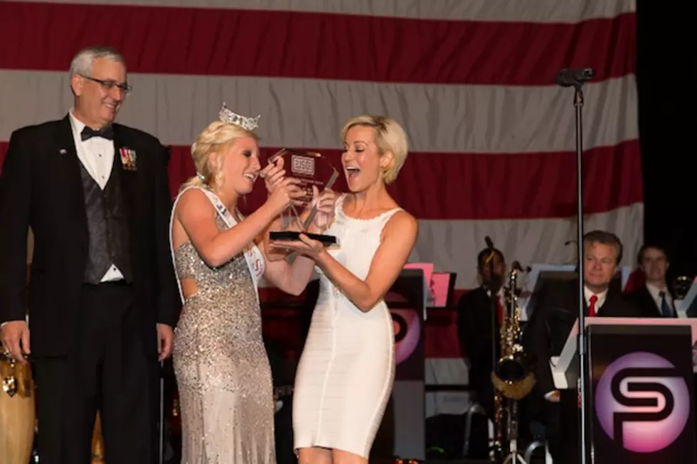 Kellie Pickler Receives Heart for the Warrior Award from the USO