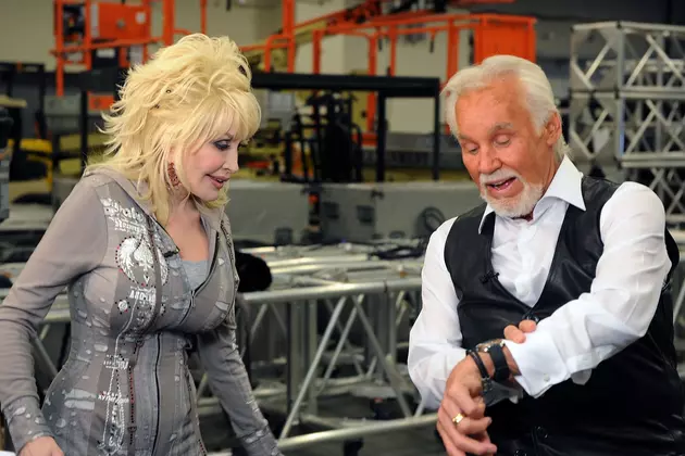 Kenny and Dolly&#8217;s Island in the Stream Turned Platinum 33 Years Ago Today [VIDEO]