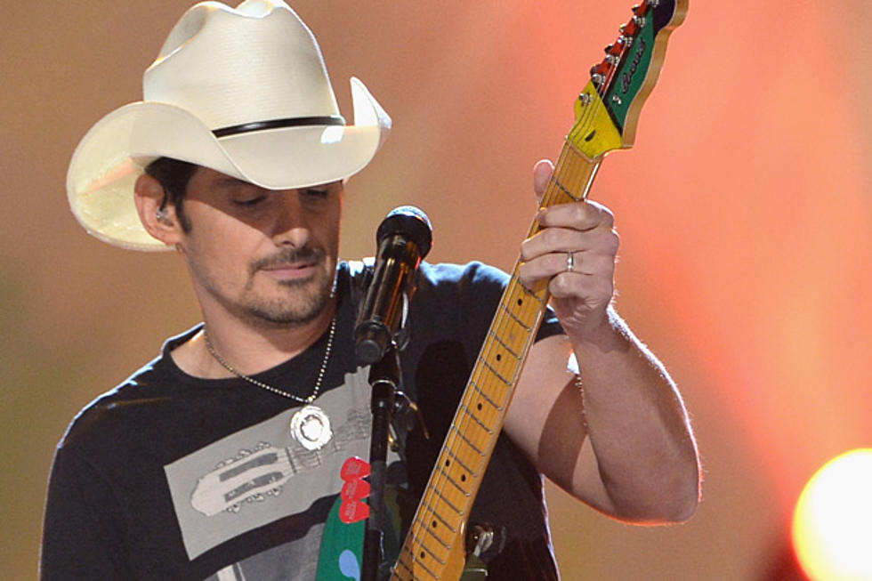 Brad Paisley Heats Up Poolside With 2014 ACM Awards Performance of ‘River Bank’