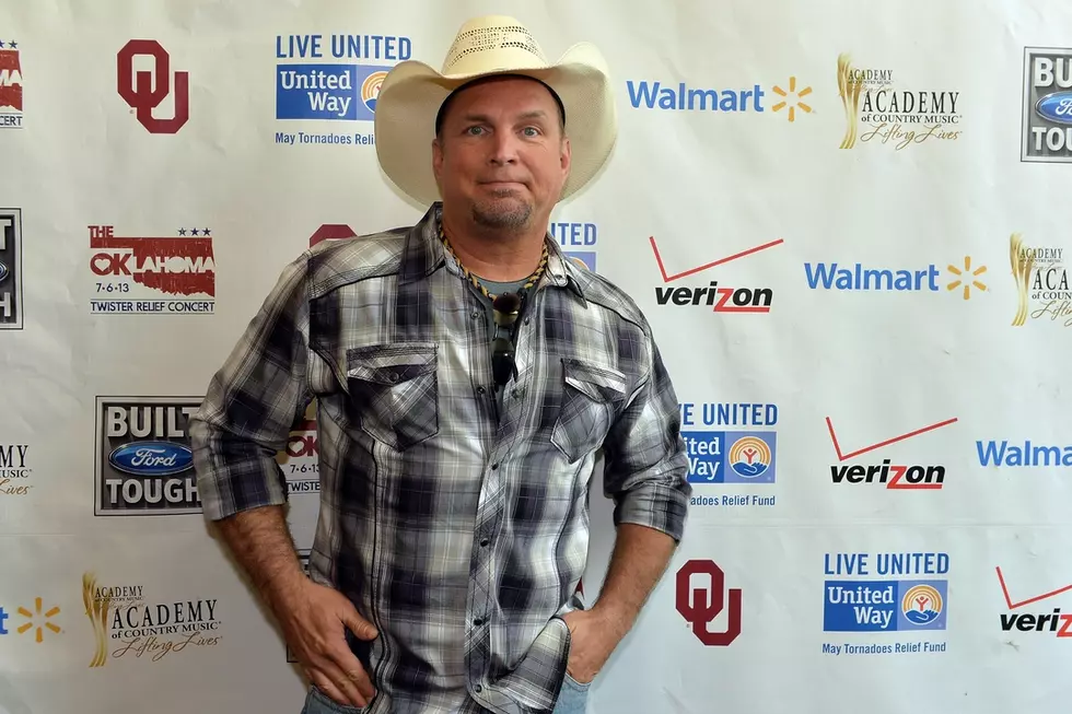 Garth Brooks Joins Twitter and Facebook