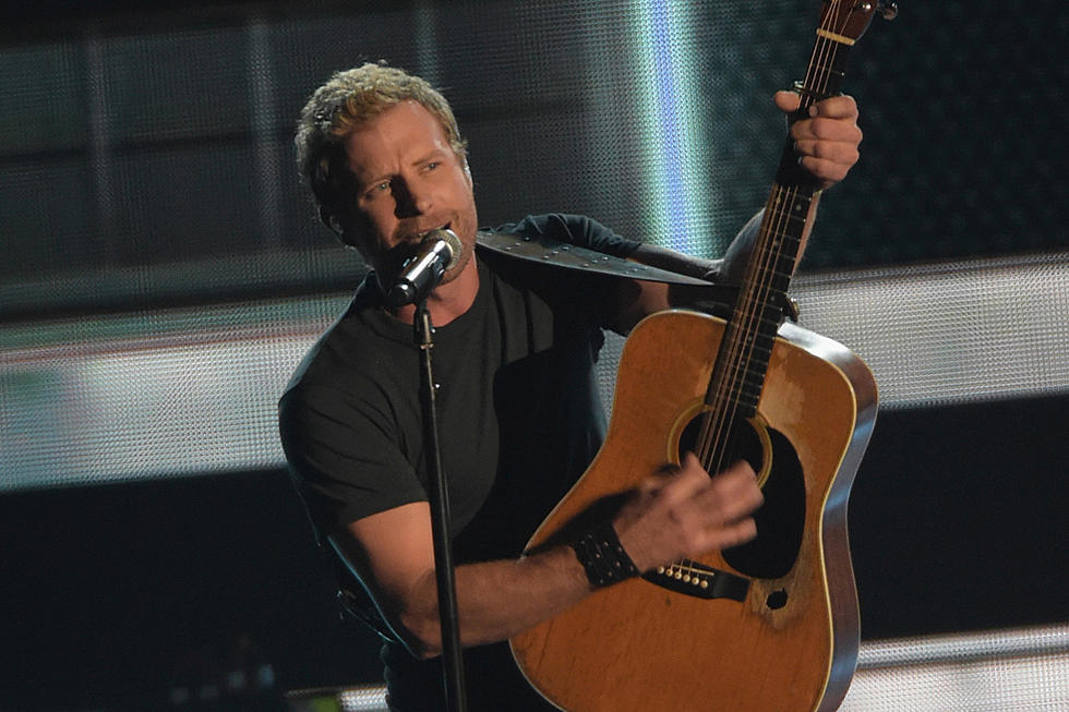 Dierks Bentley Takes the Stage With ‘Drunk on a Plane’ at 2014 CMAs